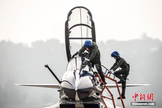 Female fighter jet pilots are ready to perform at Zhuhai airshow on Nov 11, 2014. (Photo: Chinanews.com)