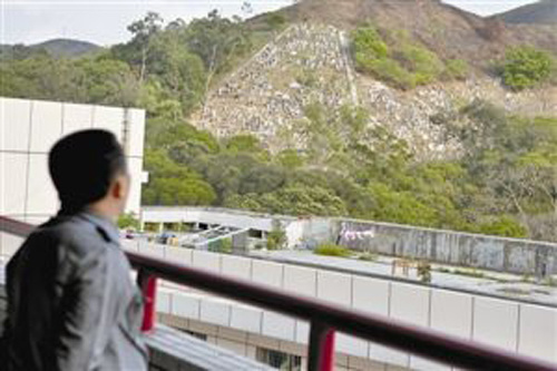 A cemetery on a mountain can be seen from Luohu port in Shenzhen city. (Photo/www.jingme.net)