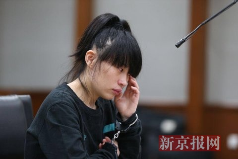 Wan goes tearful when standing trial at a Beijing court on Tuesday. (Photo/ Beijing News)