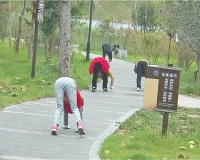 People do crawling exercise at a park in Zhengzhou city of Henan province.(Photo/Dahe Daily)