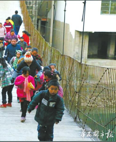 Students cross the hanging bridge to get to school. (Photo/West China Metropolis Daily)