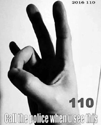 A widely spread so-called international hand gesture for seeking police help. (Photo from Sina Weibo)