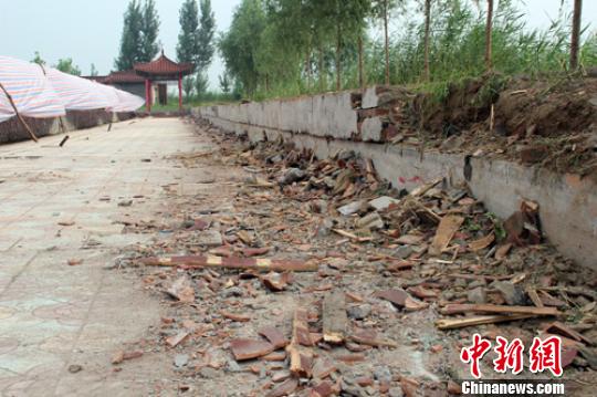 Strong winds and waves cause walkway collapse of Baiyang Lake in Anxin County, injuring 14 tourist, July 30, 2016.Photo/Chinanews.com)