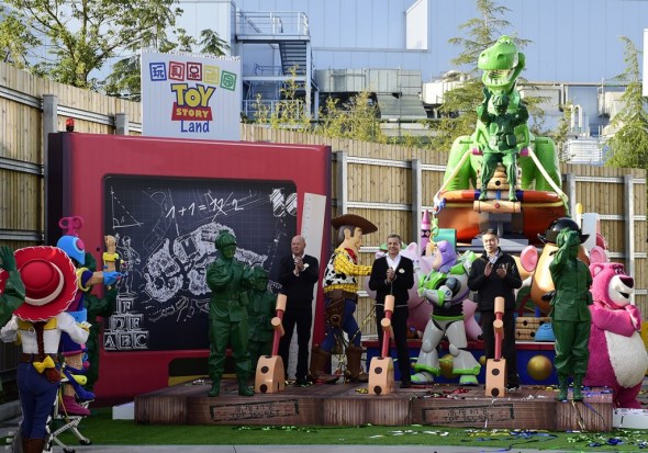 Bob Iger, Chairman and CEO of The Walt Disney Company (middle), Bob Chapek, Chairman of Walt Disney Parks and Resorts (left) and Fan Xiping, Chairman of Shanghai Shendi Group (right) recently broke ground on the new Toy Story Land at Shanghai Disneyland.(Photo/shanghaidisneyresort.com)