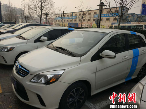 Cars for sharing park on a street in Beijing. (Photo/Chinanews.com)