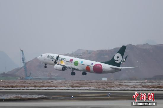 A passenger plane takes off from an airport. (Photo/China News Service)