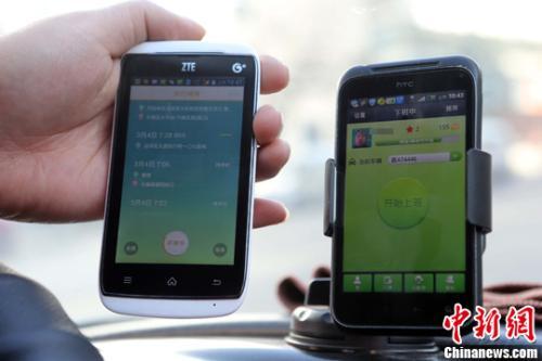 A customer compare prices of an app on iOS app and Android versions. (Photo/China News Service)