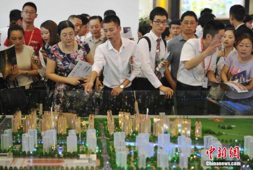 Would-be home buyers visit a real estate sales center. (Photo/China News Service)
