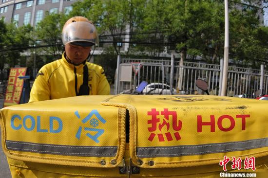 A delivery man prepares to send food. (Photo/China News Service)