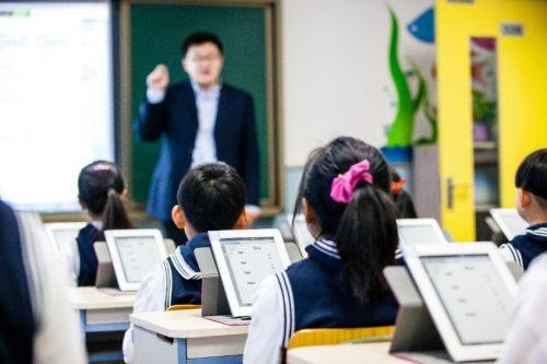 Pupils have class equipped with electronic devices. (Photo/China Education Journal)