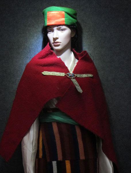 Exhibition showcases Tibetan ethnic costumes