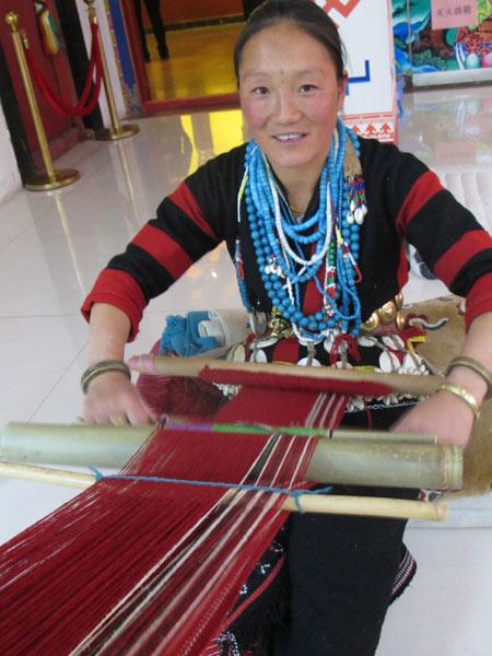 Exhibition showcases Tibetan ethnic costumes