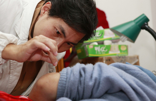 CLOSE BY: A GP at Shanghai Pengpu Community Healthcare Center treats a patient with acupuncture (PEI XIN) 