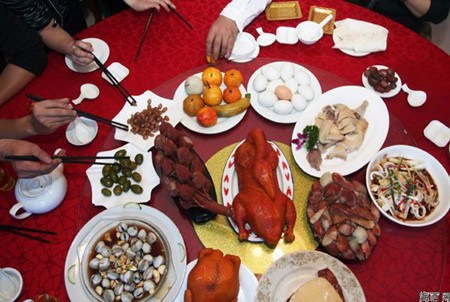 It's an old tradition in China to have a big dinner with family members on the eve of Spring Festival. [File Photo: haixi.com]