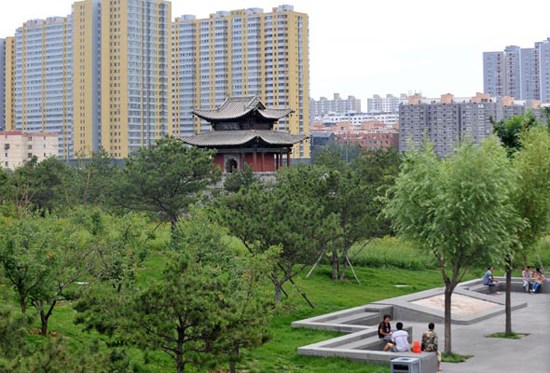 Citizens rest at Wenchang Pavilion, Datong city on August 10, 2012. [Photo/Xinhua] 