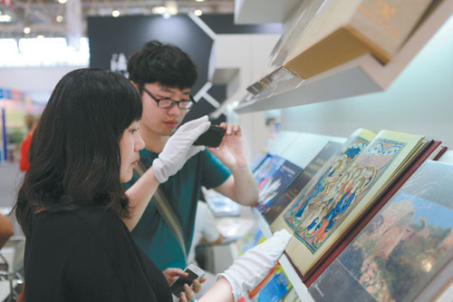 A visitor reads a book at the 19th Beijing International Book Fair on Wednesday. [Photo/China Daily]