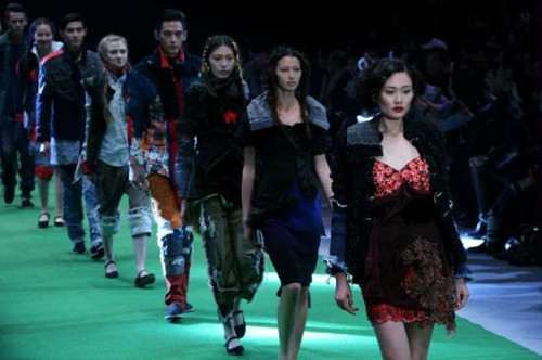 Models present creations at the Wu Xuekai/Wu Xuewei/Zhang Zhaoda Collection during the China Fashion Week in Beijing, capital of China, Nov. 1, 2012. (Xinhua/Li Mingfang) 