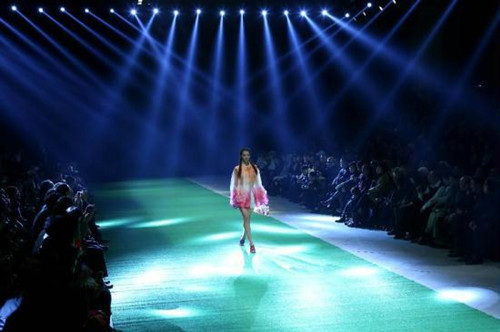 A model presents a creation at the Wu Xuekai/Wu Xuewei/Zhang Zhaoda Collection during the China Fashion Week in Beijing, capital of China, Nov. 1, 2012. (Xinhua/Li Mingfang) 