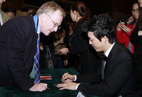 Chinas piano prince Li Yundi played to a full house at the National Center for the Performing Arts on Saturday night. 