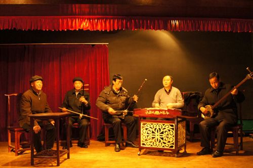 Chen Zengsan and his fellow partners perform a piece of Guzi called Interlocking Stratagems in Lanzhou, Gansu province, on December 8, 2012. [Photo: CRIENGLISH.com/Guo Jing]