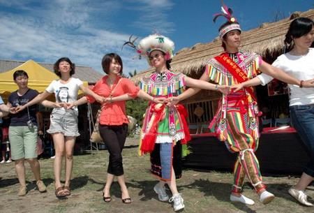 The number of visitors from the mainland to Taiwan hit a record high in 2012, with more than 2.2 million visits, up 49% year-on-year. 