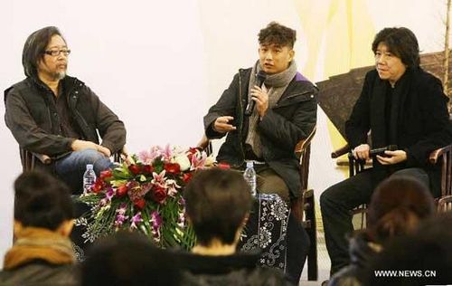 Director Lai Shengchuan (L), director Meng Jinghui(R) and actor Huang Lei attend a press conference of the first Wuzhen Theatre Festival in Beijing, capital of China, Jan. 6, 2013. (Xinhua/Li Fangyu)