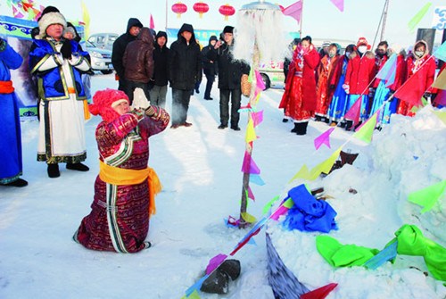  Local people seek the Lake God's blessings before launching the winter fishing season on Hulun Lake.