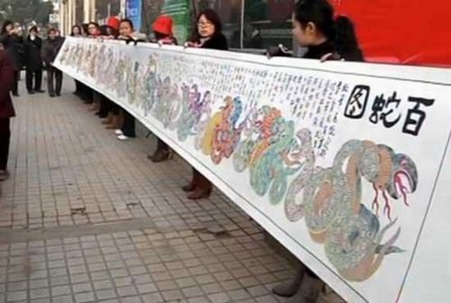 Well-known Hubei folk artist Jiang Xianxiao has spent a whole year completing a 20-meter long scroll painting. It features 128 snakes to celebrate the coming Year of the Snake. 