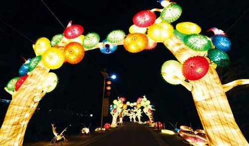 As the new year approaches, two distinctive lantern shows in the city of Guiyang in Southwest China and the city of Nanjing in East China are drawing in crowds. 