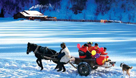 Villagers are on the way to shop for the Chinese New Year. Celebrating the festival in the Northeast Chinese style is promoted as a tourism product. Provided to China Daily