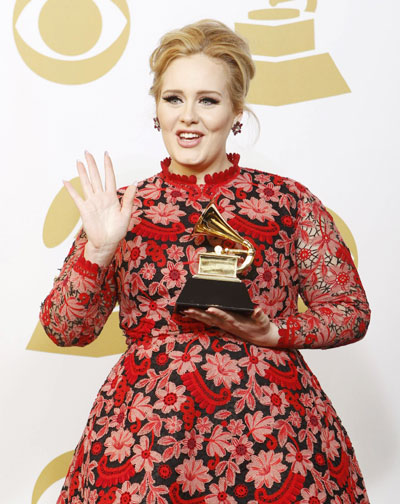 Adele poses with her Grammy award for Best Pop Solo Performance for her song Set Fire To The Rain [Live] backstage at the 55th annual Grammy Awards in Los Angeles, California February 10, 2013.[Photo/Agencies]