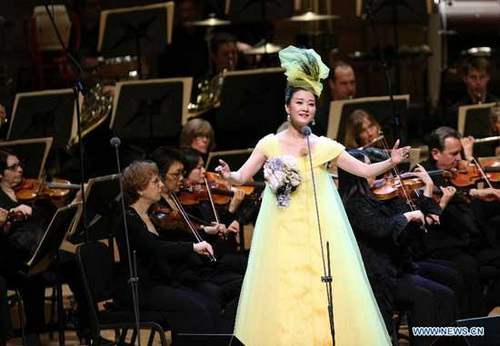 Famous Chinese singer Song Zuying performs during the Cultures of China, Festival of Springperformance in Washington D.C., capital of the United States, Feb. 19, 2013.(Xinhua/Fang Zhe) 