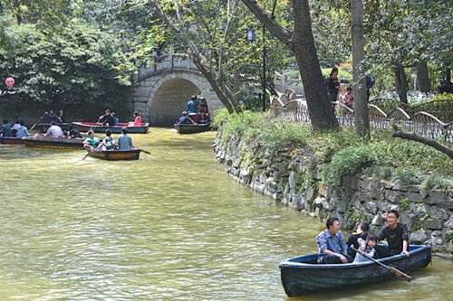 Chengdu boasts a warm climate year round People enjoy leisure time at the People's Park in. Photos by Todd Balazovic / China Daily