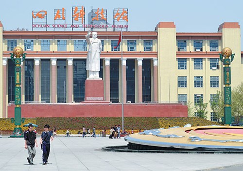 An enormous statue of late Chairman Mao Zedong looks over Tianfu Square.