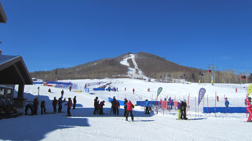 Visitors at Changbaishan rent skis and other equipment at the base of the resort on February 17, 2013.[Photo by Lance Crayon/chinadaily.com.cn]