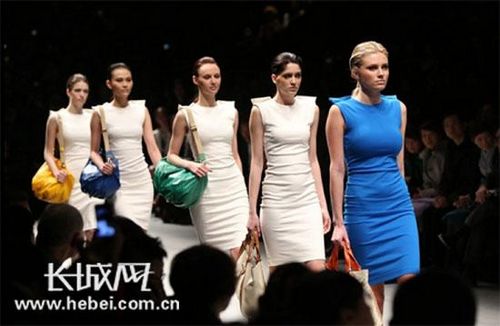 In the week ahead, fashion designers from home and abroad will bring their latest collections to the runway at various venues in Beijing.