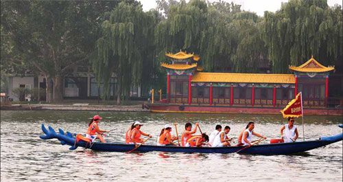 The annual boat race held at Daming Lake, a water mass created by the convergence of hundreds of springs. Photos by Ju Chuanjiang / China Daily