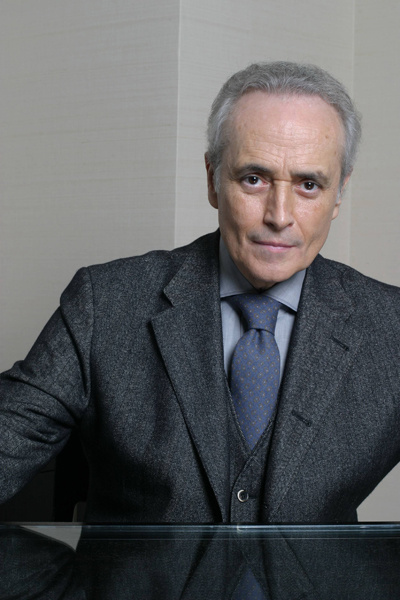 Jose Carreras will sing in Chinese at the National Center for the Performing Arts in Beijing.