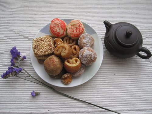 Guishunzhai delicacies and Chinese longjing green tea can be combined for a pleasant afternoon tea break. [Photo by Wang Yuke / China Daily]