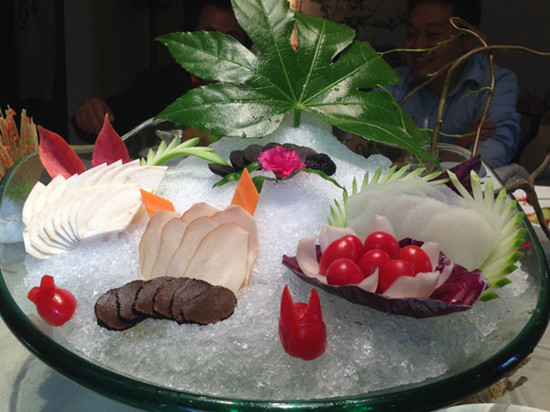 A sashimi selection of local mushrooms and herbs is presented on a mountain of crushed ice, featuring the truffle and its cousin. [Photo/China Daily]