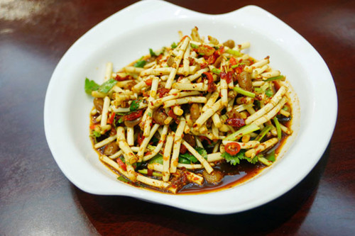 Zhe'ergen herb salad served at Jinse Liangshan restaurant in Beijing. [Photo by Ye Jun / China Daily]