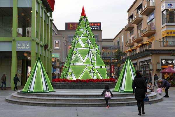 A glass Christmas tree, in the central atrium of Life Hub, is an eco-friendly creation made from recycled glass. Photos provided to China Daily  