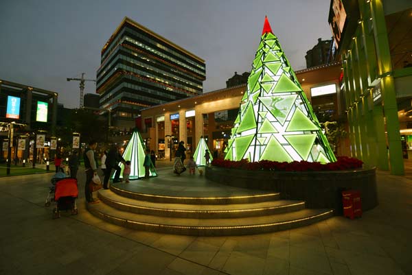 A glass Christmas tree, in the central atrium of Life Hub, is an eco-friendly creation made from recycled glass. 