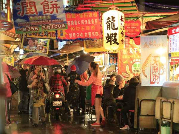 The Miaokou Night Market in Keelung is bustling with diners. [Photo by Zhao Jun / for China Daily]  