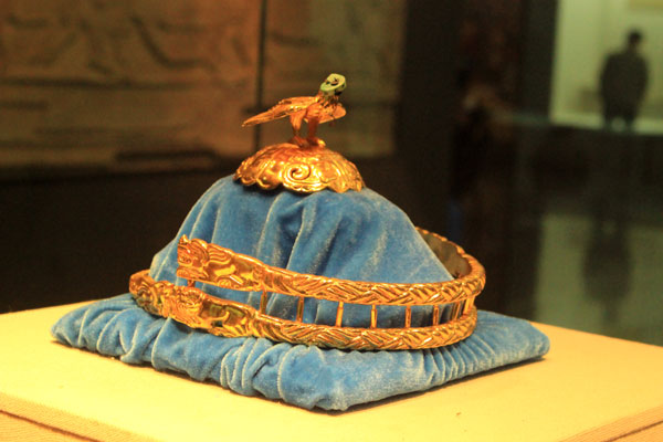 The golden crown of a Xiongnu chanyu (nomadic leader),made during the Warring States Period (475-221 BC),is one of the key exhibits in the museum.[Photo by Wang Kaihao / China Daily]