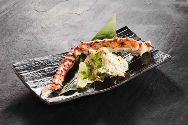 Sen-ryo's seasonal special include the grilled king crab and the crab sashimi, which were freshly caught in the waters of west Pacific, and seabream sashimi that features a spongy yet firm texture.