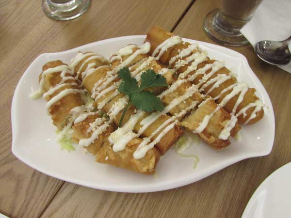 The appetizer salad youtiao and Spam fries go well with an ice-cold Tiger beer. [Photo by Donna Mah/China Daily] 