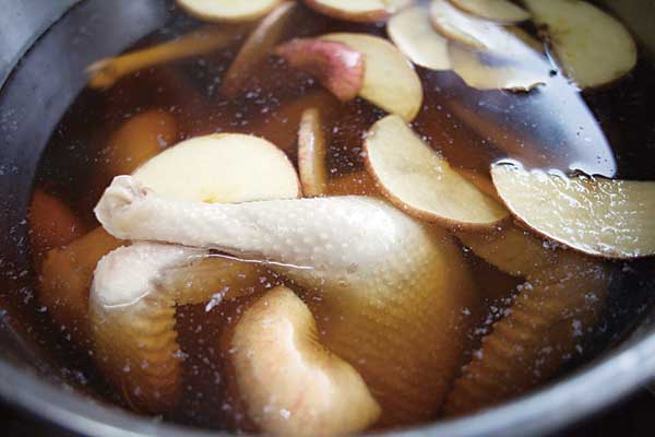 SOUP-ER SUMMER: Apples add a fruity twang to drunken chicken. [Photo by Gao Erqiang /Shanghai Star]