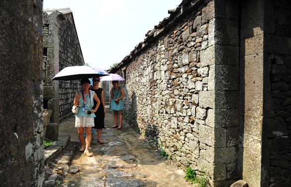 Tourists visit the ancient Luoyi village in Chengmai county of Hainan province, Sept 22, 2014. [Photo provided to chinadaily.com.cn]  