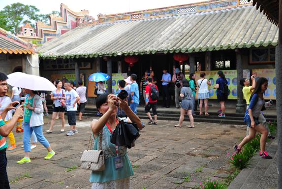 Tourists visit the ancient Luoyi village in Chengmai county of Hainan province, Sept 22, 2014. [Photo provided to chinadaily.com.cn]   